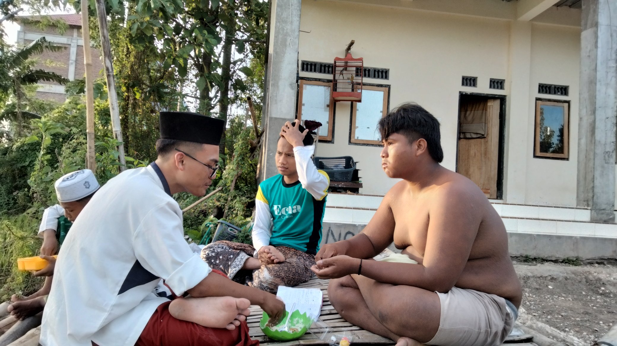 Fajar Kadzib pengantin berjalan di jalan raya