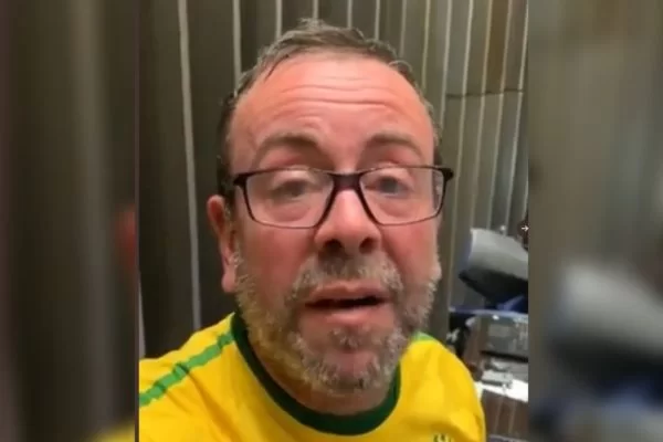 Metropoles's tweet photo. ➡️ Extremista que estava em invasão ao Congresso já fraudou licitação do GDF

Leonardo Alves Fares, 48 anos, é réu em processo de improbidade administrativa referente à evento organizado pela Administração do Paranoá

Leia: https://t.co/3bAAMpiAhZ https://t.co/JIye4o8guZ