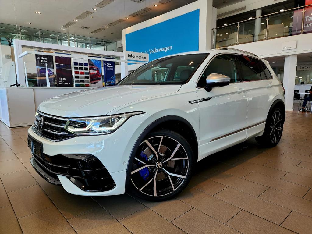 ShiloteW's tweet photo. 2022 Tiguan R 🔥 

☆235kW 
☆0-100 in 5.1 seconds
☆Ambient interior lighting 
☆Automatic Emergency Braking 
☆Keyless entry and Start 
☆Harman Kardon Sound System 
☆Tri-zone climate control 

Call/Whatsapp Wilfred: 064 094 5063/ 012 309 1714 

#VolkswagenArcadia https://t.co/5nfv5J7XKX