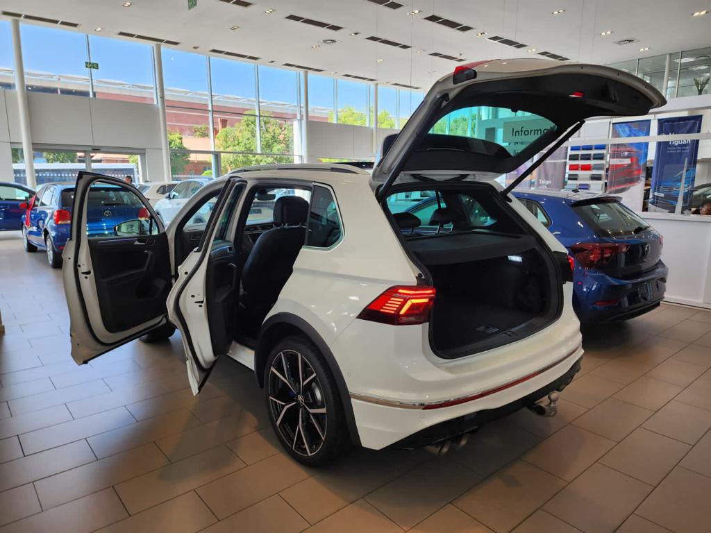ShiloteW's tweet photo. 2022 Tiguan R 🔥 

☆235kW 
☆0-100 in 5.1 seconds
☆Ambient interior lighting 
☆Automatic Emergency Braking 
☆Keyless entry and Start 
☆Harman Kardon Sound System 
☆Tri-zone climate control 

Call/Whatsapp Wilfred: 064 094 5063/ 012 309 1714 

#VolkswagenArcadia https://t.co/5nfv5J7XKX