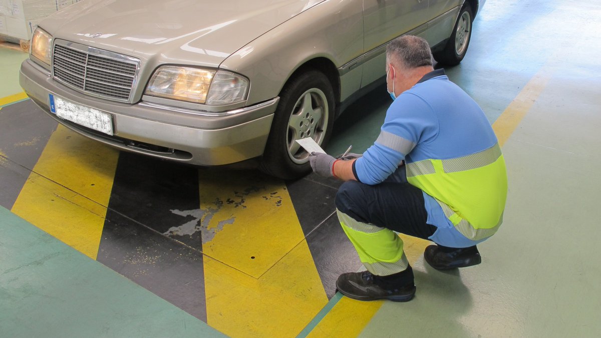 Veiasa's tweet photo. #VeiTip. Si no quieres que tu #ITV sea desfavorable👩🔧👨🔧❌, nunca equipes neumáticos de distinto tipo en un mismo eje del vehículo 🚗🛞.
Asegúrate de que las dimensiones de los neumáticos sean coincidentes o equivalentes a las que aparecen en la tarjeta #ITV 📄 https://t.co/XjPWx0uoJ3