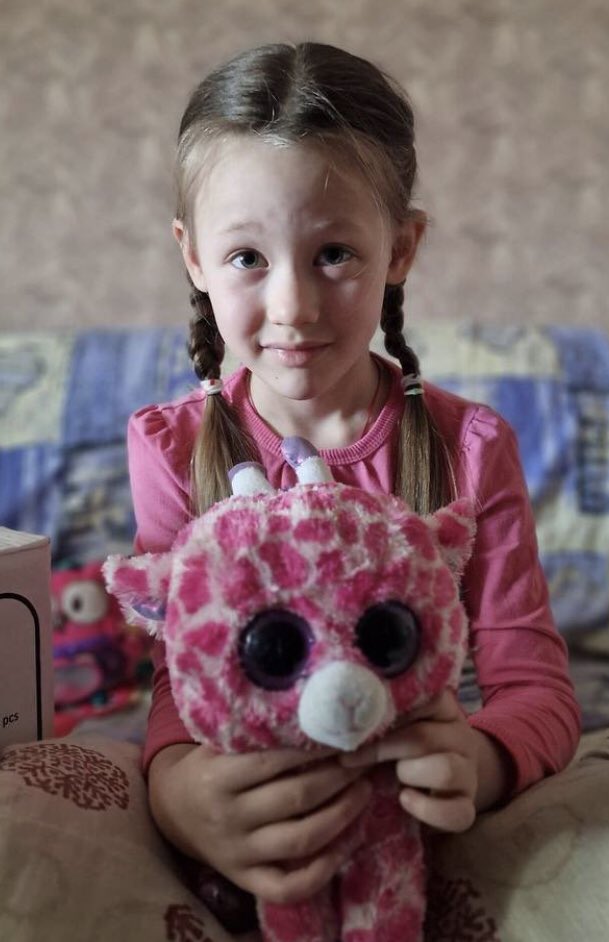 visegrad24's tweet photo. 6-year-old girl Elya from Avdiivka has lived 5 km from the frontline for the past 11 months and hid most of the time in the family’s basement out of fear of the loud Russian artillery shelling.

The constant stress was too much.

She died from a heart attack 2 days ago. https://t.co/3vnyjEWeTR