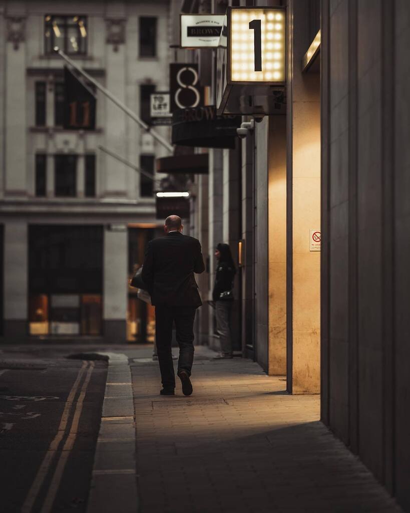 ✖️ 1 ✖️

Just a random guy walking through the light ✨📸

GEAR USED:
📸 Sony Alpha A7III
⚫️ Sony FE 135mm F1.8 GM

#uk_shooters #londondiaries #londonstreets #londonphotography #streetstorytelling #explorelondon #londonvibes #urbanromantix #rsa_streetv… instagr.am/p/CnTrIGJITNg/