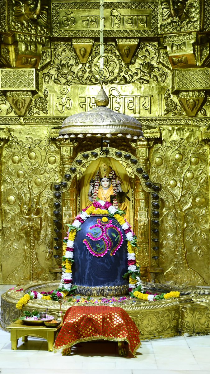 12Jyotirling's tweet photo. श्री सोमनाथ ज्योतिर्लिंग जी के आज के मध्यान्ह कालीन आरती के दिव्य श्रृंगार दर्शन 12.01.2023 https://t.co/tNUfpspBIb