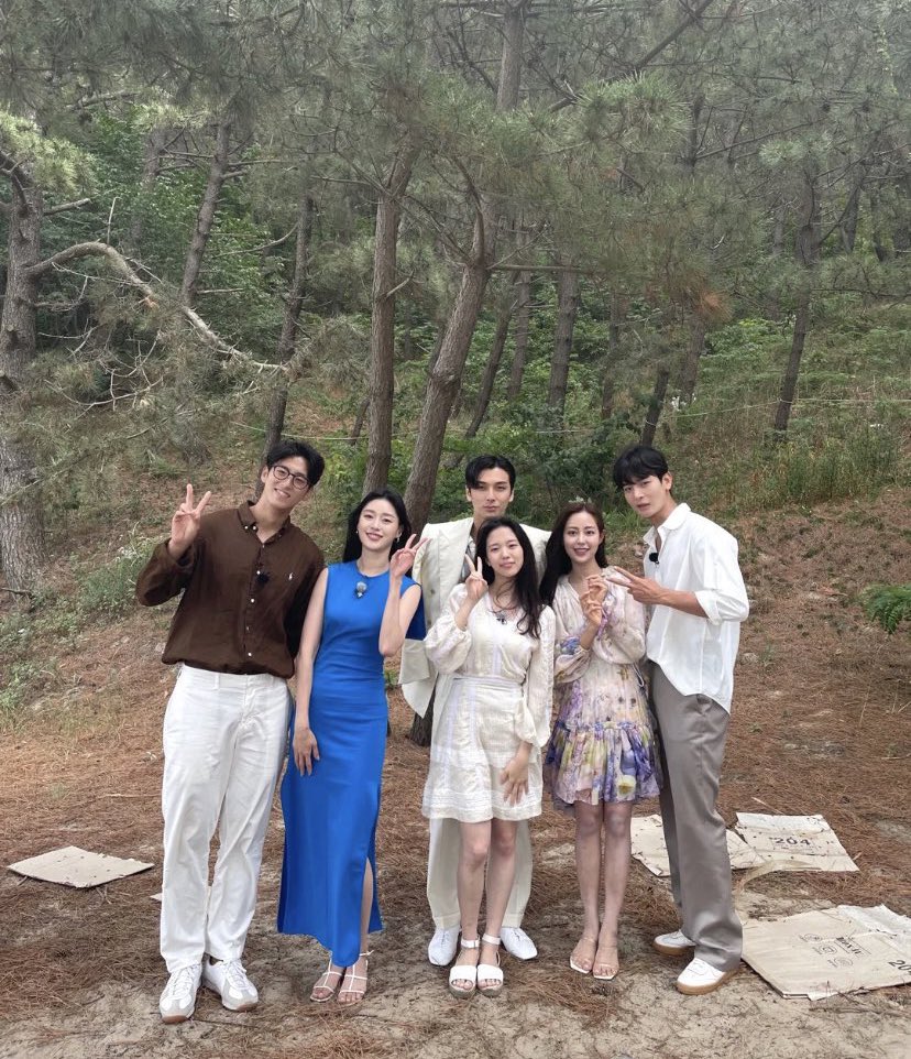 kdramasfangirl's tweet photo. the three final couples from #SinglesInferno2 not gonna lie that yoongjae seoeun looks the most harmonious here, they radiate a married couple vibes😍😍😍

#SinglesInferno2Ep10 https://t.co/LJewPctyWS