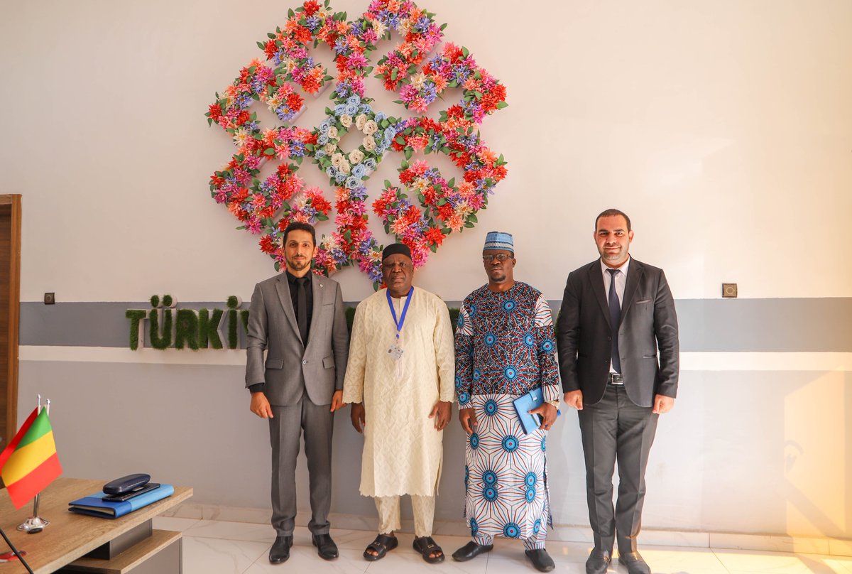 maarifML's tweet photo. En ce jour du 11 Janvier 2023, le Représentant Pays de la Fondation Maarif de Türkiye Mr Coşkun YILMAZ, a reçu le Recteur de l’Université des Sciences Juridiques et Politiques de Bamako ( USJPB ), Mr Bouréma KANSAYE. 👏🏻📚📝 #MaliMaarif #USJPB #EğitimeDeğer https://t.co/2ddZ11ZVld