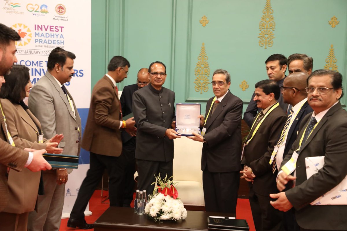 IND24MEDIA's tweet photo. #InvestMPGIS2023: मुख्यमंत्री शिवराज सिंह चौहान ने व्यापार को बढ़ावा देने के लिए विभिन्न उद्योगपतियों के साथ की वन टू वन मीटिंग। 
@InvestMP @investindia @JansamparkMP @CMMadhyaPradesh @Navin_IND24 

#InvestMP #FutureReadyMadhyaPradesh https://t.co/mk9rBphLG3