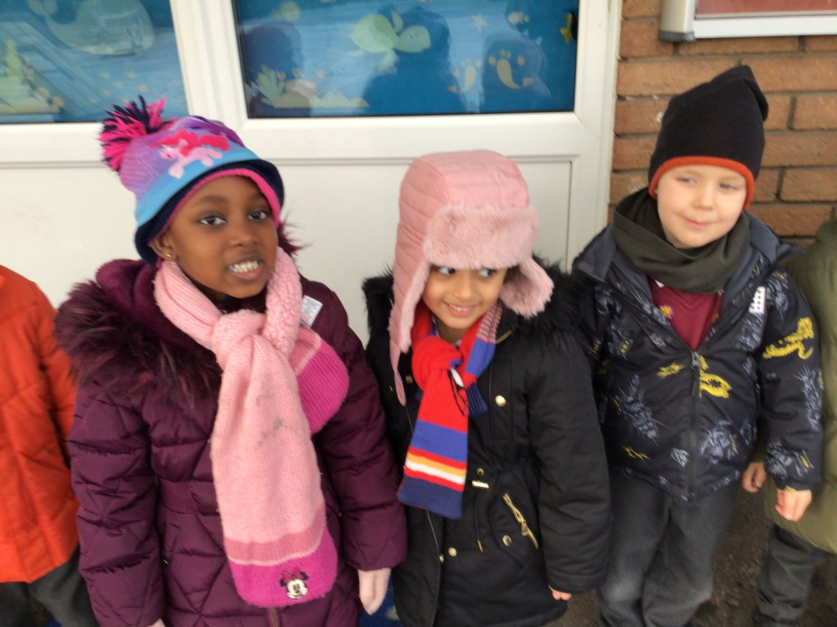 StMariesRecep's tweet photo. Winter walk βοΈπ₯Άπ¨π§£βΈπ§€#stmarieseyfs #stmariesscience https://t.co/d4vVhC4k4R