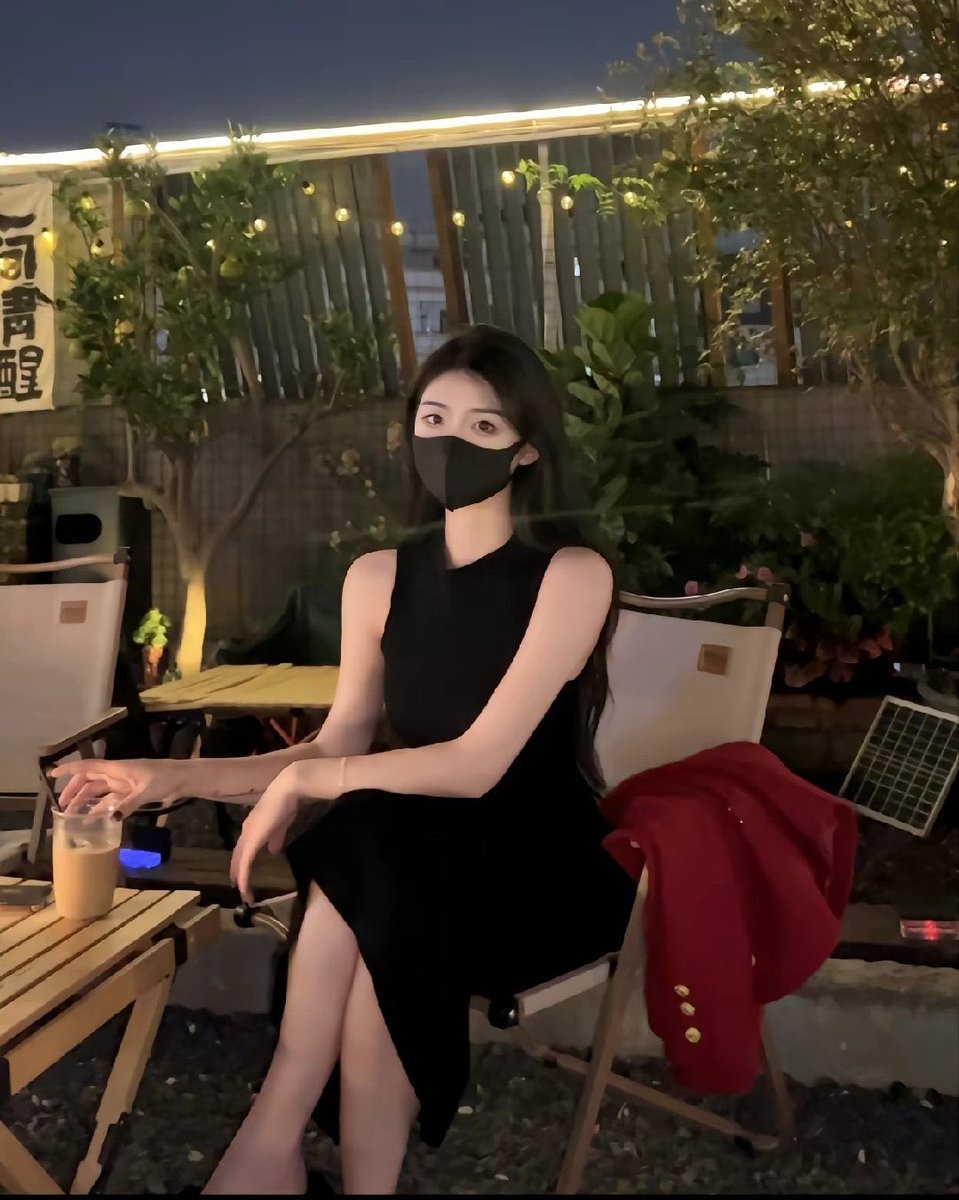 DanSitaram's tweet photo. 我还是喜欢趴在走廊栏杆边，只是再也等不到那个眉清目秀的少年。 https://t.co/ztMuIsmW2V