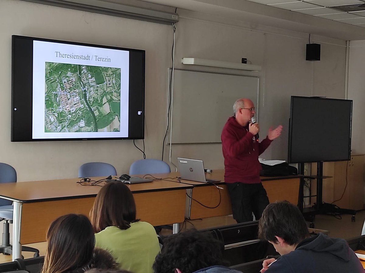 Continuano gli incontri di preparazione al Viaggio della Memoria. Ieri Matthias Durchfeld e Dario Ferrari Lazzarini erano all'istituto Gobetti di Scandiano.