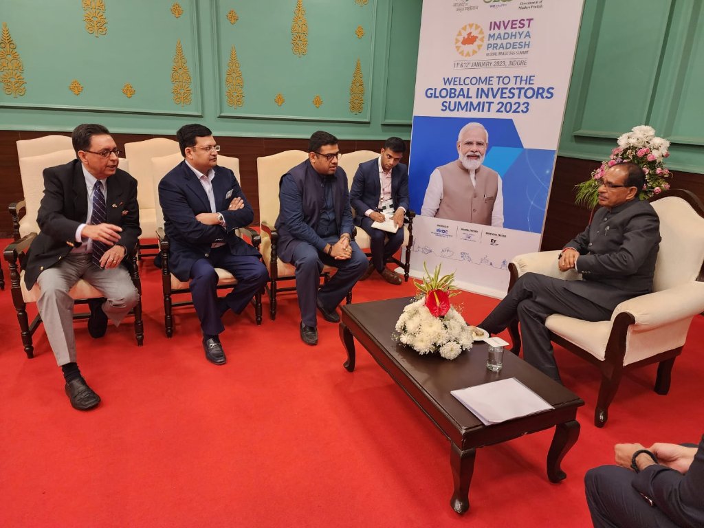 CMMadhyaPradesh's tweet photo. मुख्यमंत्री श्री @ChouhanShivraj से इंदौर में ग्लोबल इन्वेस्टर्स समिट के द्वितीय दिवस के अवसर पर @ShyamMetalics के चीफ श्री आदित्य अग्रवाल जी ने भेंटकर मध्यप्रदेश में निवेश संबंधी चर्चा की। 

#InvestMP_GIS #InvestMPGIS2023  #InvestMP https://t.co/h3pC3NVIsY
