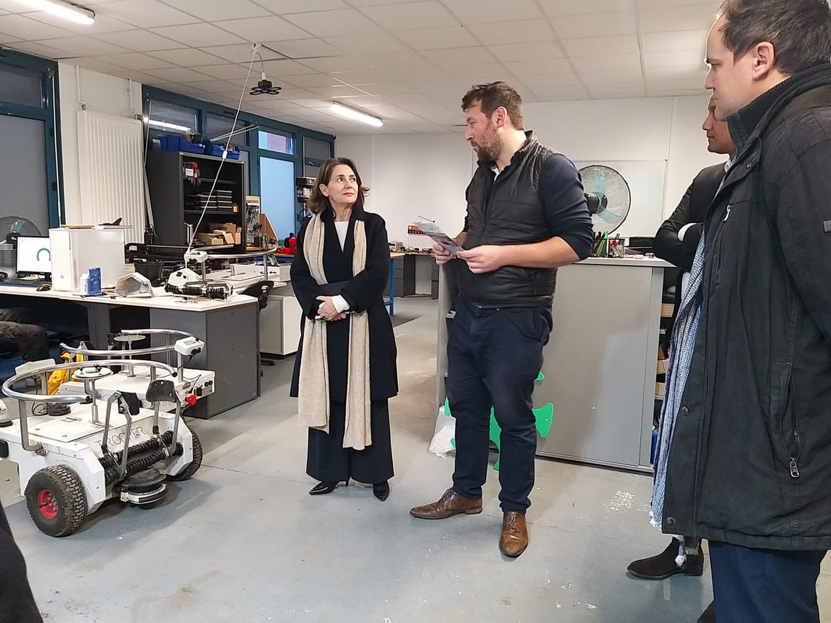 🤖#innovation | Le #valdoise, terre d’innovation !
🔎 Focus sur le robot Trooper, développé par  <a href="/INSTAR_Robotics/">INSTAR Robotics</a>, et présenté à <a href="/LaTurbine_CP/">LaTurbineCergyPontoise</a> , en présence de Laetitia Cesari-Giordani secrétaire générale de <a href="/Prefet95/">Préfet du Val-d'Oise</a> et d’Adrien Allard 
🤖 Ce robot est destiné aux pépiniéristes