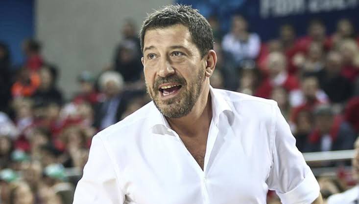 Bir çok başarı yaptın güzel anlar yaşattın  parka ismini yazdırdın 3 kupa aldın çok sağol hocam ama artık olmuyo güzel yaşattığın dakikalar hatrına istifa et..