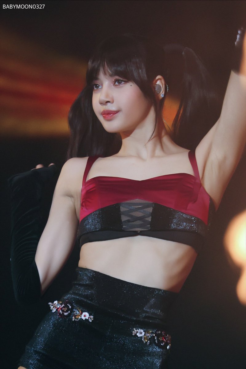 BPLalisaTH1's tweet photo. น่ารักจิ้มลิ้มมากลูกสาวแม่ 🥰

블랙핑크 리사 
#LISA #ลิซ่า #리사 #リサ #LALISA #MONEY @BLACKPINK https://t.co/yMot8rqKaa