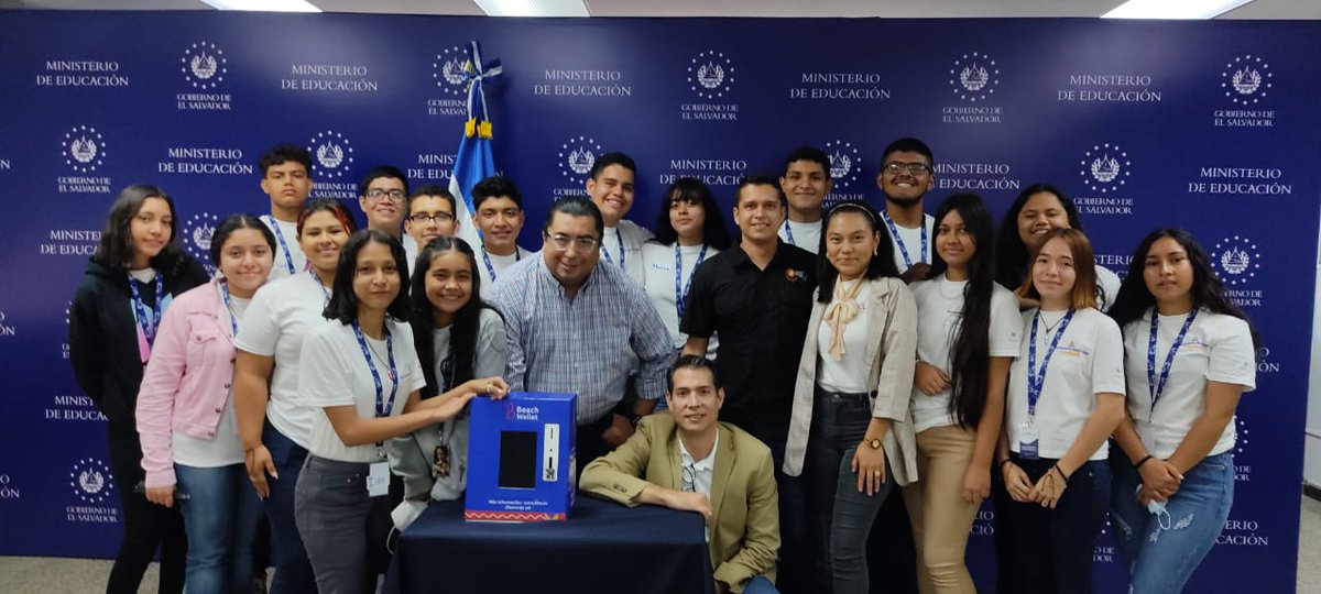 espippen's tweet photo. Nada pasa por pura casualidad. El mismo día que es aprobada la ley de activos digitales, la presidente @Isiuucruz del Consejo Nacional de Estudiantes de El Salvador, recibe la donación de su primer dispensador de bitcoin "K1mini" por parte de @BTCBeachWallet y @k1elsalvador https://t.co/hcjeAndHYz
