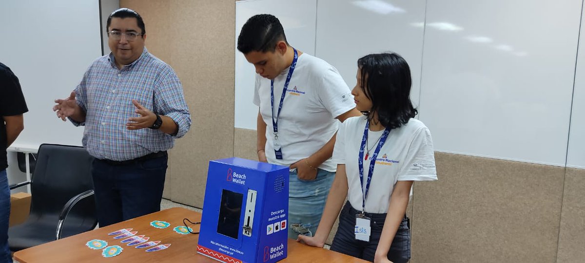 espippen's tweet photo. Nada pasa por pura casualidad. El mismo día que es aprobada la ley de activos digitales, la presidente @Isiuucruz del Consejo Nacional de Estudiantes de El Salvador, recibe la donación de su primer dispensador de bitcoin "K1mini" por parte de @BTCBeachWallet y @k1elsalvador https://t.co/hcjeAndHYz