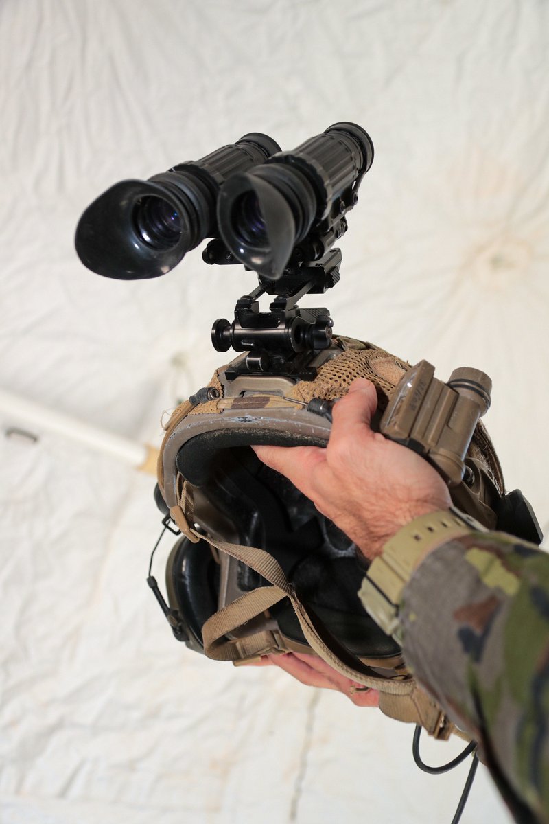 Defensagob's tweet photo. El Mando de Operaciones Especiales #MOE del @EjercitoTierra potencia su capacidad de operar de noche y en espacios confinados con el uso de las nuevas gafas #NVLS de altas prestaciones para mejorar su rendimiento en operaciones tácticas. #MinimusBino2100 #TecnologíaMilitar https://t.co/NjJeuLW6DL
