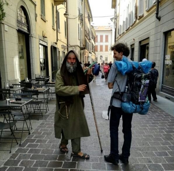 nelloscavo's tweet photo. Fratel Biagio si é rimesso in Cammino. Voglio ricordarlo così. Due santi del nostro tempo.
Fratel Biagio Conte e don Roberto Malgesini.
(nella foto, per le vie del centro storico di Como) https://t.co/OsKdDgYoZ5