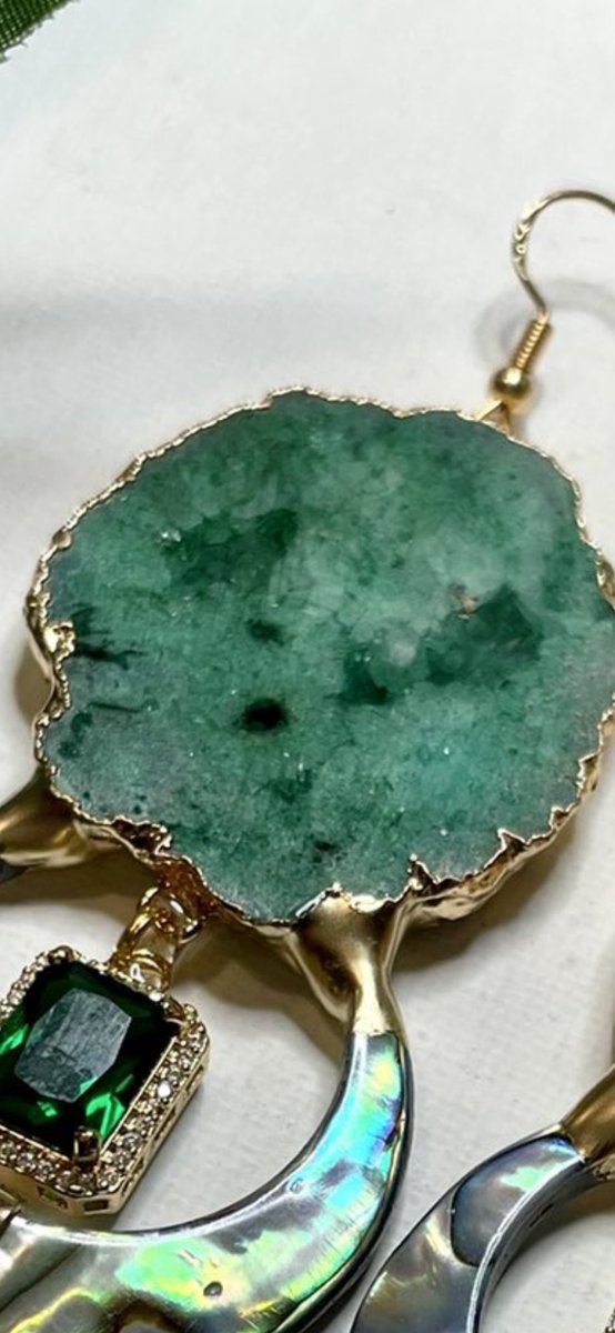 SeewaahOP's tweet photo. Lmao is there a face in my geode? 🤣 https://t.co/vFuqgrthND