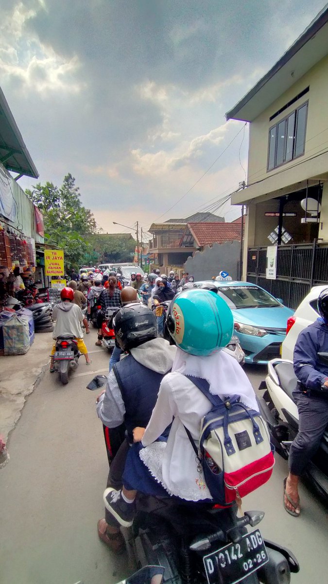 nadyaadida's tweet photo. Lewat komplek ngehindarin macet eh di komplek malah macet stuck #infoBDG @infobandung @infomargahayu #kebakaranampera https://t.co/tvs8Q5pWSg