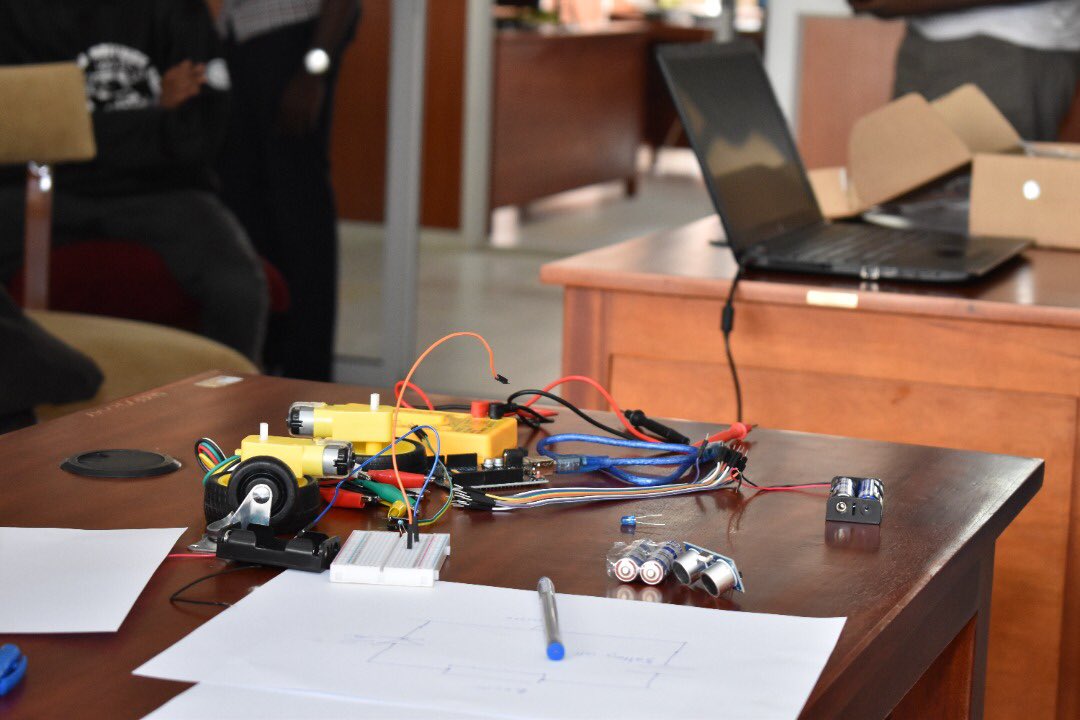 Ongoing: 

Mini training by the @FundiBots team  on application of robotics and showcasing enhanced science curriculum tools. 
#ImmerseYourself