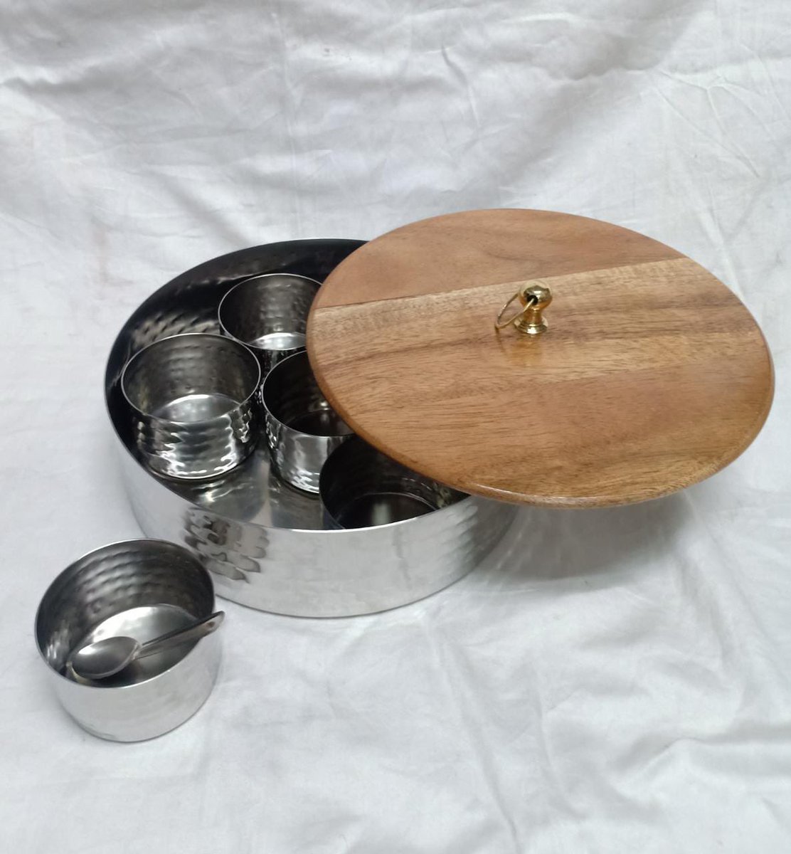 copper_expert's tweet photo. Stainless steel masala box with Wodden cover #masalabox #giftset #handmade #copperexpert #brassware #brassgift #healthylifestyle #premiumquality #Bestseller #newproducts https://t.co/7LLyUN7me8
