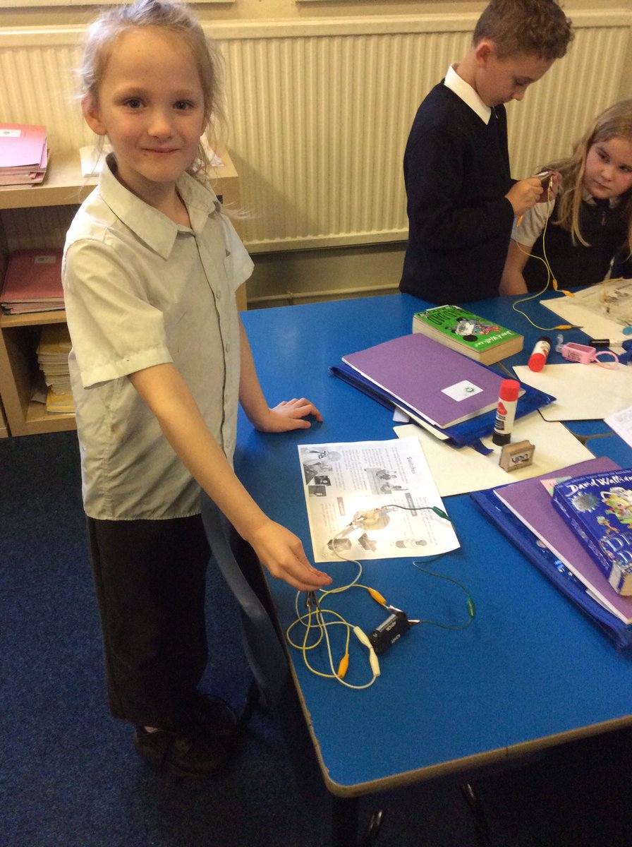 ASALeavers25's tweet photo. Experimenting how to add a switch into a circuit yesterday afternoon! 💡#ASAscientists https://t.co/zdlmyK5YAL