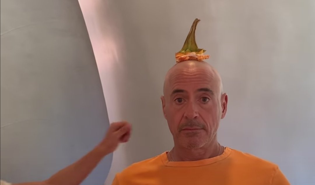 มีภาพ RDJ ออกมาแล้วว่ากำลังถ่ายทำซีรีส์หรือหนัง สักอย่างนี่แหละ ตอนแรกคิดว่าไปบวช เห็นโกนหัว นึกว่าเจ้าอาวาสไม่ให้เล่นโซเชียล