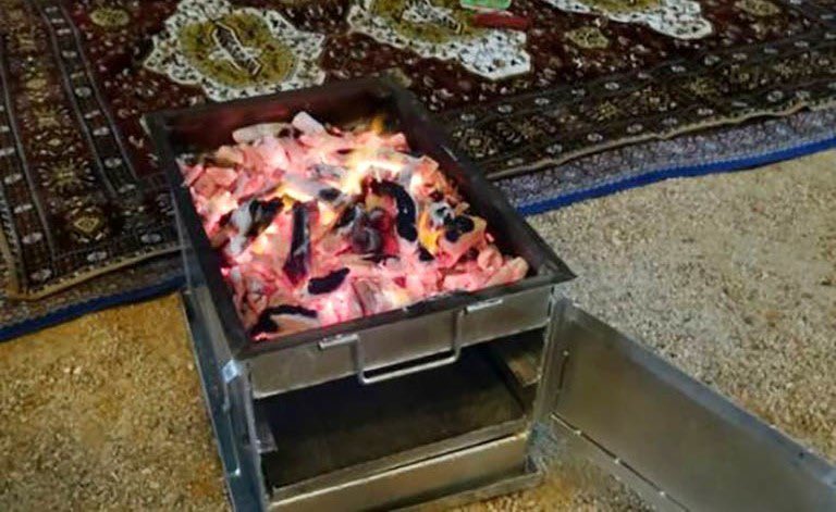 Group_wanat's tweet photo. تحذير من خطورة اشعال الحطب و #الفحم داخل الغرف وفي الأماكن المغلقة أو الخيام،لما تسببه من اختناقات وتسمم بغاز أول أكسيد الكربون،وضرورة فتح النوافذ والأبواب لمرور تيار الهواء النقي أثناء استخدام التدفئة، بما يجنبهم الإصابة بالاختناق.   #صحتك https://t.co/uxd2fulHU3