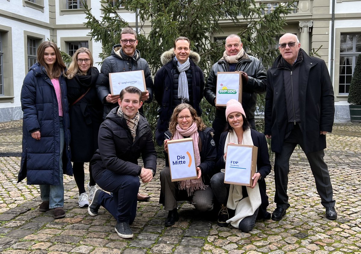gwnein's tweet photo. We did it! und wie 🚗👨👩👧👦😃🙏
Nun ist es offiziell die zwei Referenden gegen das #GebR sind zustande gekommen, wie der Gemeinderat heute mitteilte und zwar in Rekordhöhe! Wir vom Komitee sind top motiviert und freuen uns auf die Abstimmung am 18. Juni 2023.
https://t.co/Gu1wHQJU8X https://t.co/TzzlNiAQrD