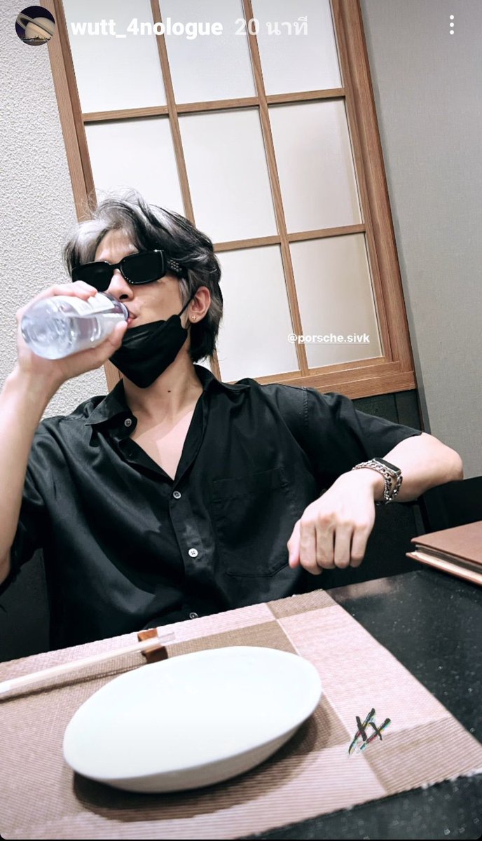 ที่น้องเฟรมยกอยู่นี่มะชั่ยขวดนมอนุบาลหมีน้อยนะคับ มันคือขวดแชมเปญป้อบปิ้นเทห์ๆที่คนเทห์ๆเค้าดื่มกัน