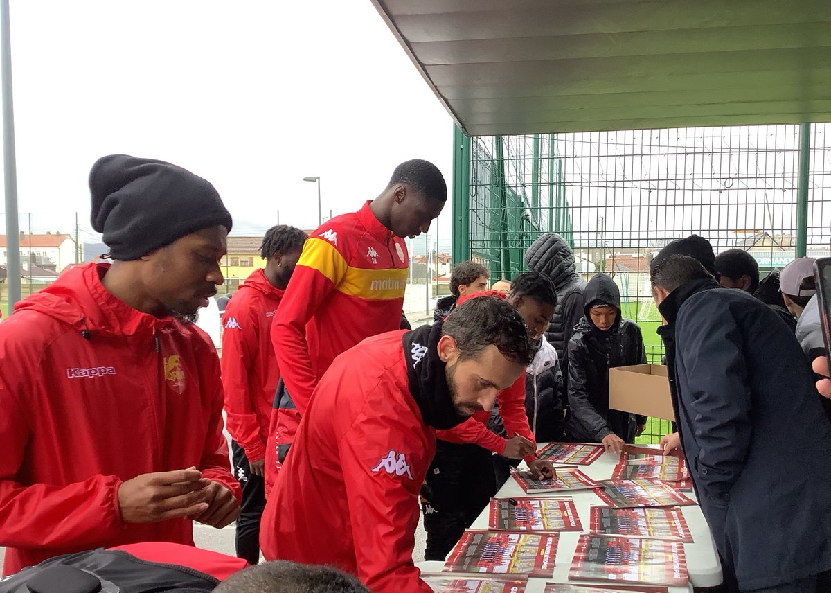 [#Actionsociétale] Une quinzaine de jeunes du club de foot @villeDarnetal ont eu le privilège de partager une matinée avec les #footballeurs du club de <a href="/QRM/">QRM 🐆</a> ⚽ ! Un événement organisé par <a href="/BouyguesBat_GO/">Bouygues Bâtiment GO</a> en charge de la #réhabilitation de 645 logements du Parc du Robec 🏘️