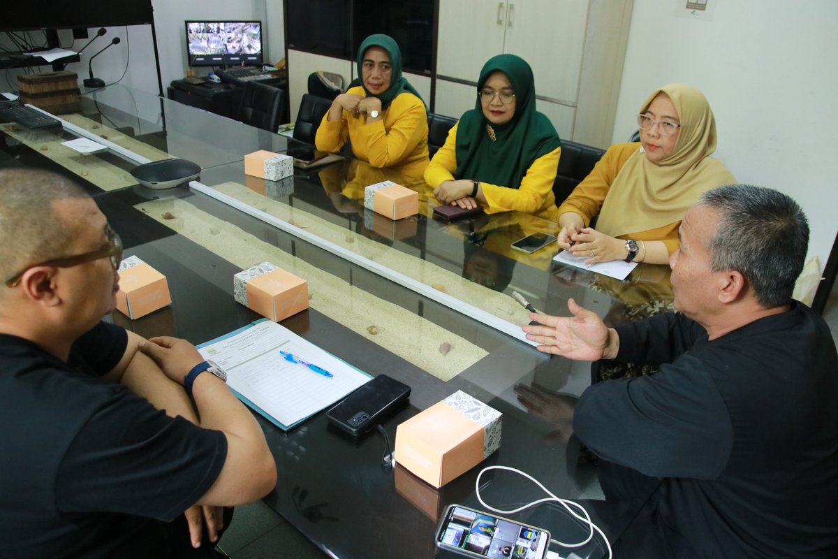 Bapak Camat Bojongloa Kaler melakukan Koordinasi dengan Ketua TP PKK dan Koordinator KB Kecamatan Bojongloa Kaler terkait dengan Sarana Prasarana PPK Pemilu 2024 penempatan Ruang Kerja PPK di Kecamatan Bojongloa Kaler.