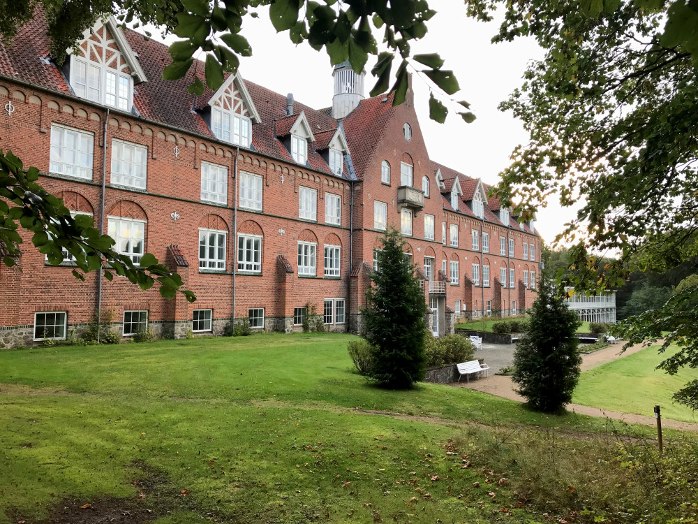 Professionshøjskolen UCN har besluttet at sætte planerne om en filial af pædagoguddannelsen i Rebild Kommune på pause. Der sker først og fremmest på grund af bekymring for, om det er muligt at tiltrække tilstrækkeligt med ansøgere. mynewsdesk.com/dk/rebild/pres…