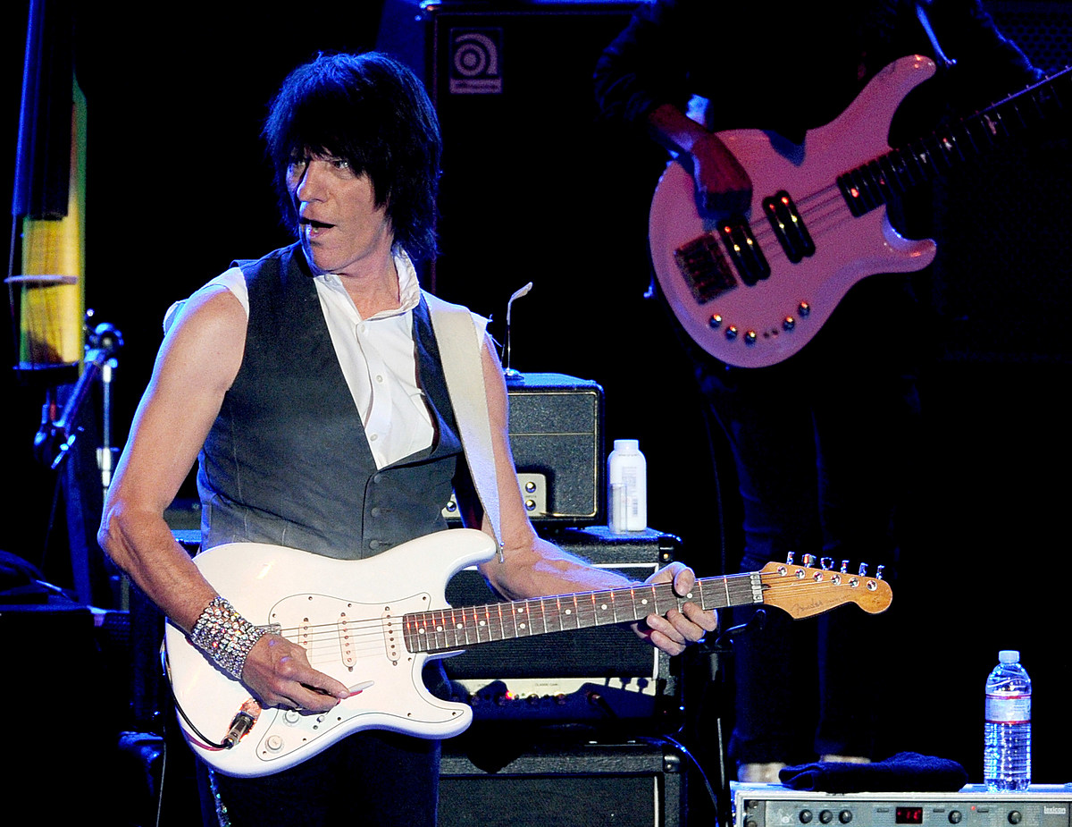 M_HamiltonMusic's tweet photo. The world mourns the loss of its greatest axeman.

Apart from achieving a mastery of his instrument that few could ever hope to match, he also championed other artists, using his god-like status to help them find the success he believed they deserved.

RIP Jeff Beck, the best 🖤 https://t.co/oyU2dIxtOB