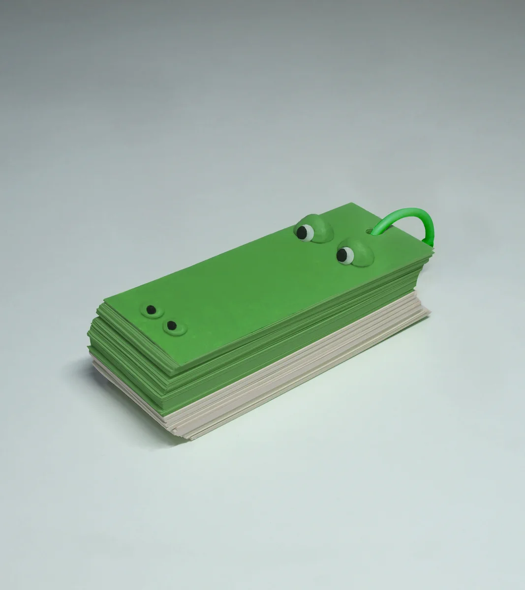 とてもかわいいリアルな形状！ワニの形の単語帳！