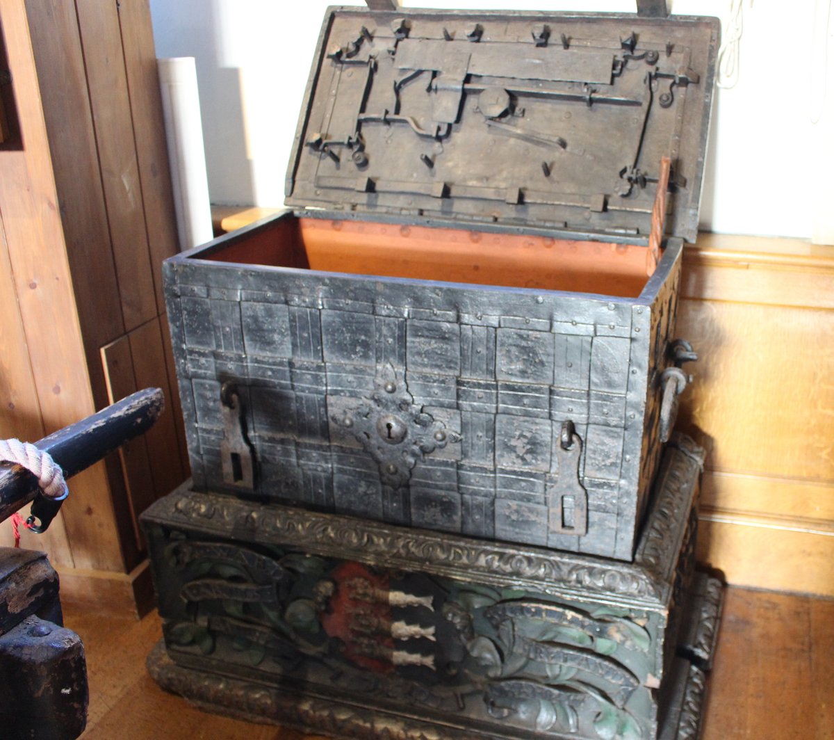 For #ThrowbackThursday here's one of the most impressive items on display <a href="/tolhousemuseum/">Tolhouse Gaol</a>
Bailiffs chest came from Guildhall in GY, however it could have been located here in 1600s as bailiffs were based here for council meetings in 1622
More details rb.gy/nfqti4