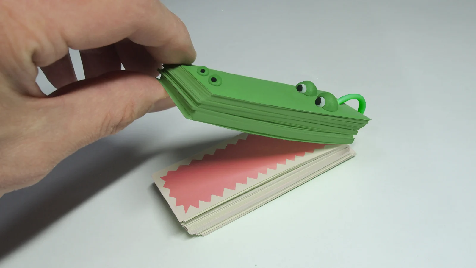 とてもかわいいリアルな形状！ワニの形の単語帳！