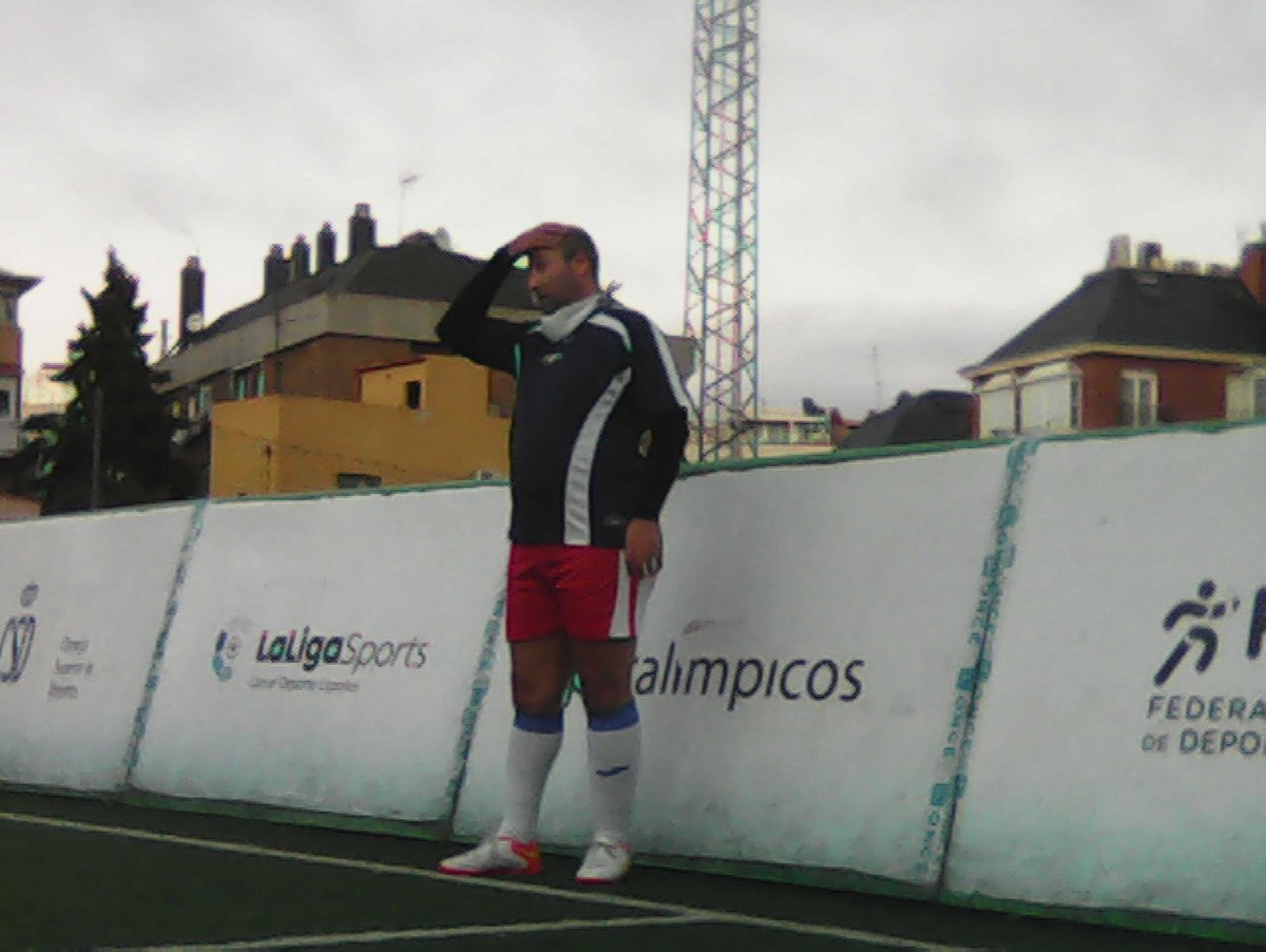FCiegosMadrid's tweet photo. 📸 FOTOGALERÍA:
.
Hoy hemos estado experimentando con una cámara antigua que teníamos por ahí 😁
.
Recordamos que jugamos un partidazo en casa contra #Tarragona 🟡🔴 a las 12:30 el domingo 15.
.
Seguimos ⚽💪
.
#blindfootball #futbolciegos #futbolparaciegos #futbol5 https://t.co/pX0G7DupRO