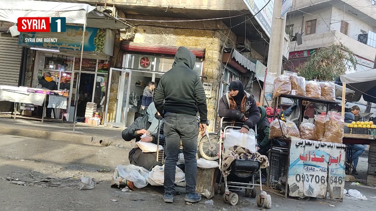 syria1agency's tweet photo. نساء سوريات في حي الشعار بمدينة حلب يعملن ببيع مادة الخبز لتأمين مصروف عوائلهن في ظل الأزمة الاقتصادية التي تضرب البلاد.
اشترك في قناتنا على تلغرام
https://t.co/kQDR2AqyfQ
#سوريا1 #syria1 #حلب https://t.co/E4XSpiuIbi