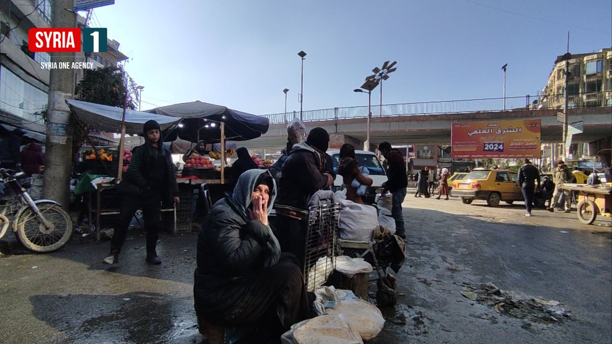 syria1agency's tweet photo. نساء سوريات في حي الشعار بمدينة حلب يعملن ببيع مادة الخبز لتأمين مصروف عوائلهن في ظل الأزمة الاقتصادية التي تضرب البلاد.
اشترك في قناتنا على تلغرام
https://t.co/kQDR2AqyfQ
#سوريا1 #syria1 #حلب https://t.co/E4XSpiuIbi