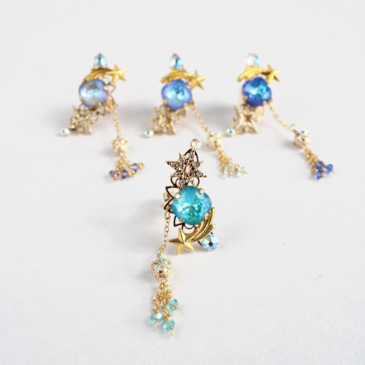 beads_radiant's tweet image. 新作です！
青好きさん、天体好きさんに
着けてほしいイヤカフできました🌃

どのブルーも吸い込まれそうで神秘的なカラーです。
あなたは、どのブルーが好きですか？

【流星の涙イヤーカフ(全４色）】
creema.jp/item/15267263/…
#ハンドメイド好きさんと繋がりたい #痛くない #SwarovskiCrystal