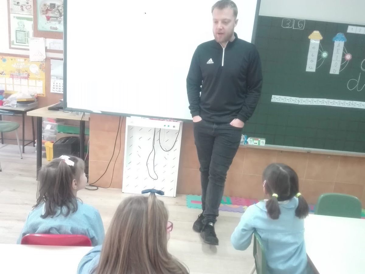 CarmelitasNSCL's tweet photo. Nuestra clase de hoy con «our English native speaker» en Educación Infantil #somosvedruna #leonesp #idiomasleon https://t.co/jwCHXV559K