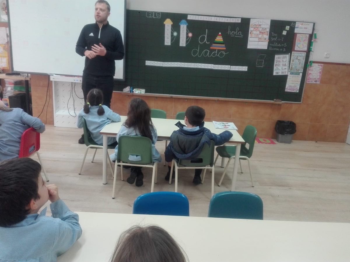 CarmelitasNSCL's tweet photo. Nuestra clase de hoy con «our English native speaker» en Educación Infantil #somosvedruna #leonesp #idiomasleon https://t.co/jwCHXV559K