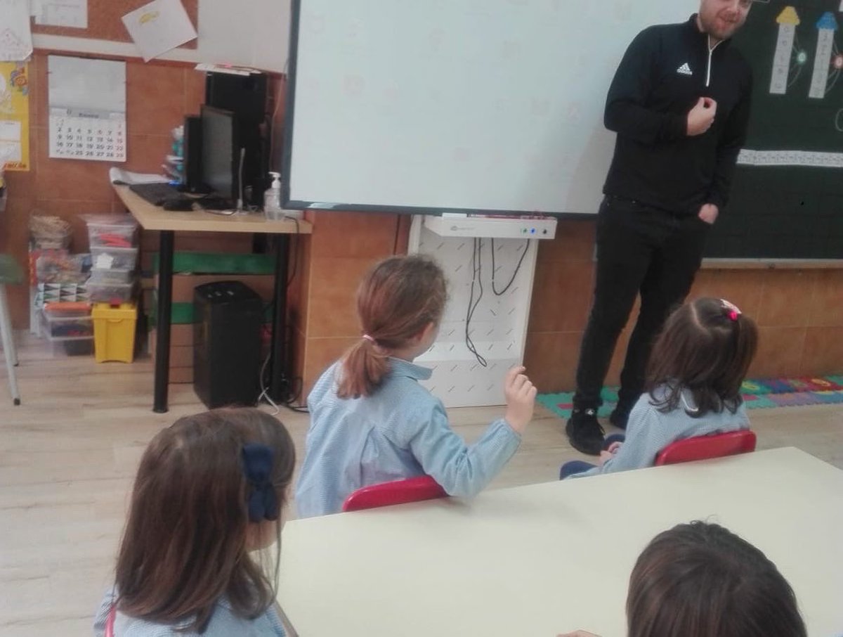 CarmelitasNSCL's tweet photo. Nuestra clase de hoy con «our English native speaker» en Educación Infantil #somosvedruna #leonesp #idiomasleon https://t.co/jwCHXV559K