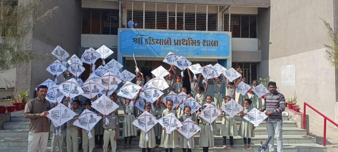 ઉતરાયણ આવે ને પતંગ યાદ આવે પતંગ ની સાથે બાળકો ને અંબરીષ ભાઈ ડેર પણ યાદ આવે
     આ વર્ષે બાળકો નાં મન મા સંકા હતી કે  <a href="/Ambarish_Der/">Ambarish Der</a> ની પતંગ આવસે કે કેમ? 
      પતંગ જોઈ ને બાળકો ખુશ થઈ ગયા.. બાળકો કહેતા કે હવે થોડી પતંગ આવે મારો દીકરો કહેતો કે પતંગ નો આવે તો આપડે ફોન કરી શુ