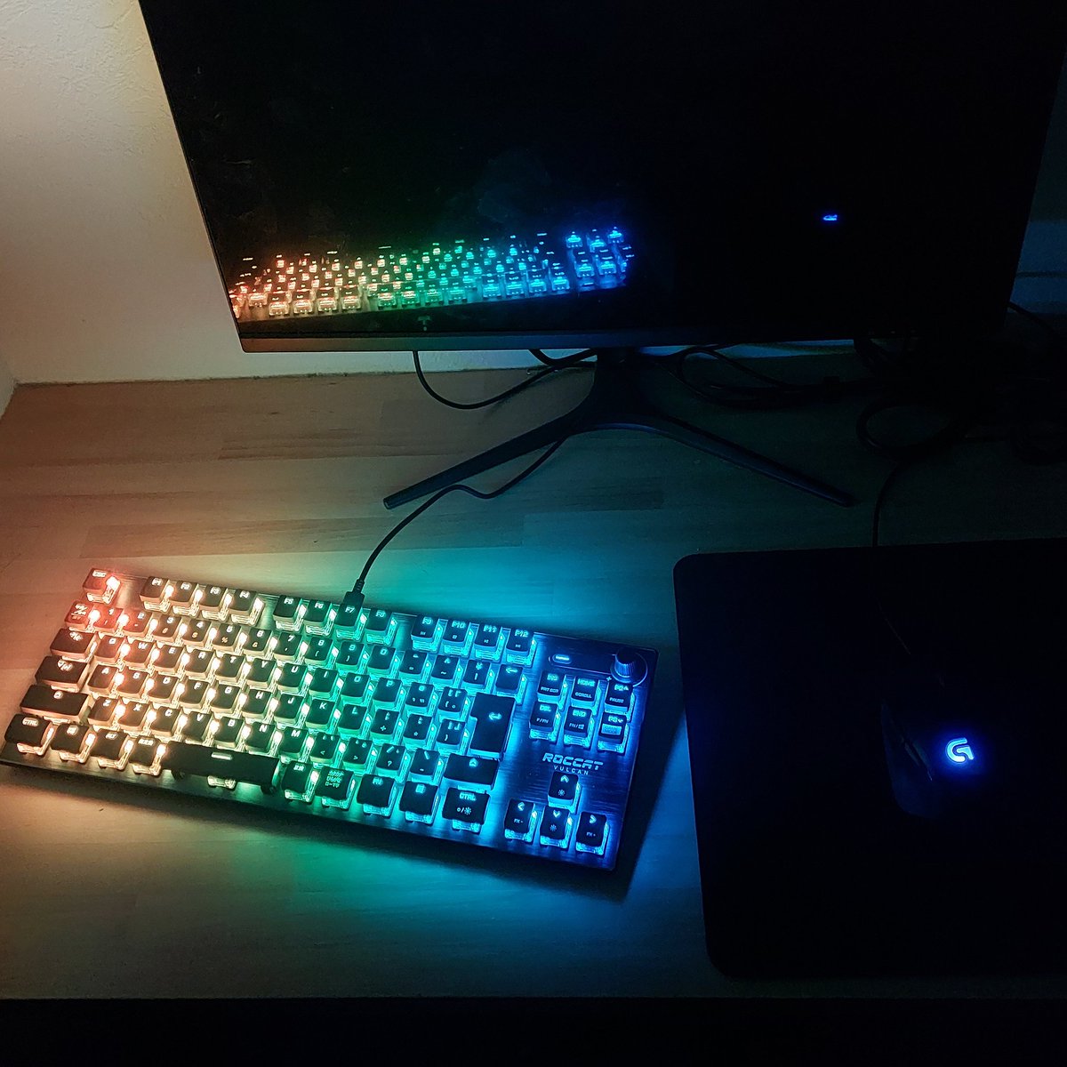 EmUaNDeME's tweet photo. キーボード来た！ https://t.co/3XgAPDtEke