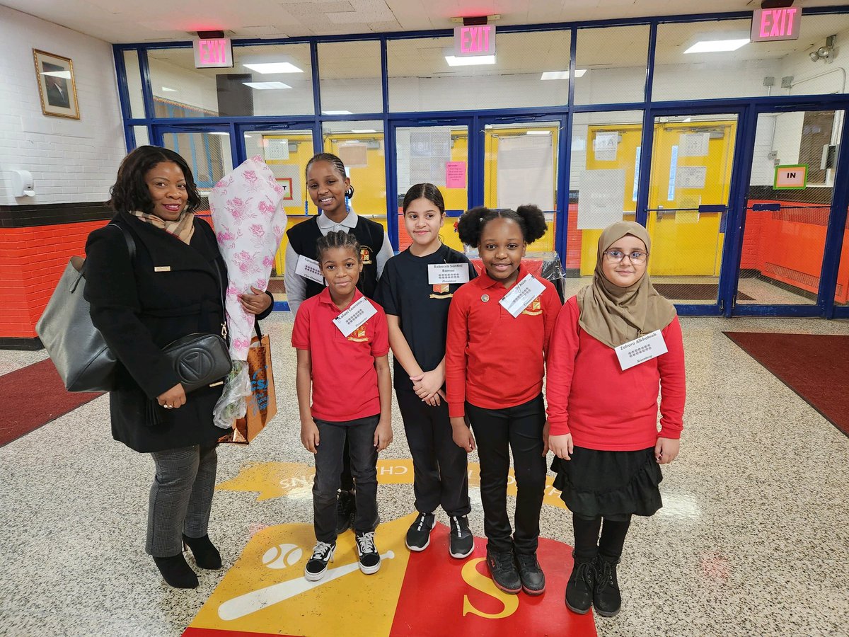 SheneanL's tweet photo. I had a great Pulse Check with Deputy Chancellor @DK_BlackburnNYC. Great things are on the horizon for @CSD17NYC. Special thanks to Prin Geters @PS375Jackie &amp; PTA President for hosting us. We felt the love. #WeRiseTogether #GreatThingsCSD17 https://t.co/nJOXsiymgO