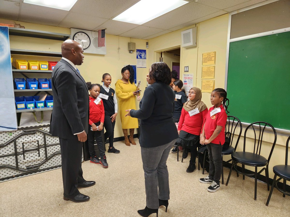 SheneanL's tweet photo. I had a great Pulse Check with Deputy Chancellor @DK_BlackburnNYC. Great things are on the horizon for @CSD17NYC. Special thanks to Prin Geters @PS375Jackie &amp; PTA President for hosting us. We felt the love. #WeRiseTogether #GreatThingsCSD17 https://t.co/nJOXsiymgO