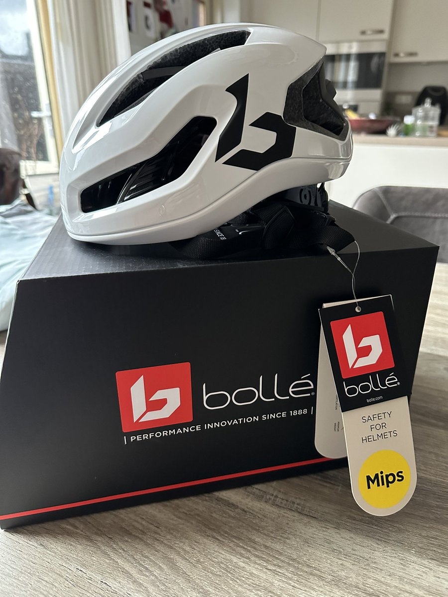 De nieuwe Avio helmen van @bollé zijn binnen. Deze worden komend seizoen gedragen door <a href="/NWVGuplus/">NWVG-uplus</a> <a href="/NWVGjeugd/">NWVG Jeugd</a> #rtcnoordU19 team.